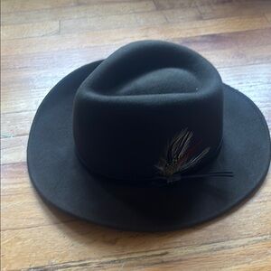 NWOT Scala Hat w feather -x large. Inc velcro strips to reduce the size
Fedora